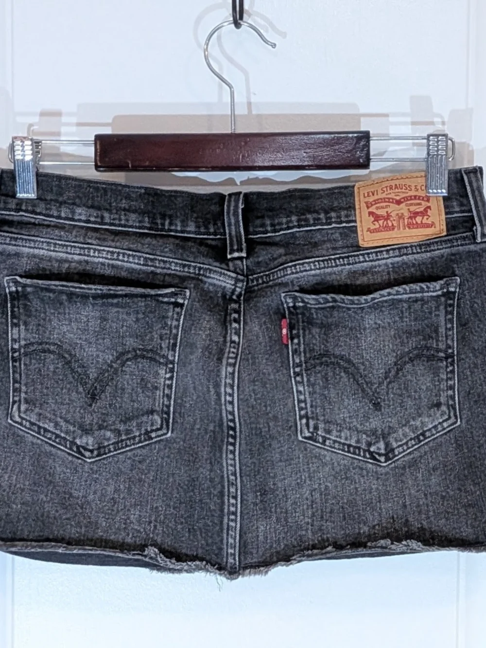 Levi's Black Wash Mini Denim Skirt 28 - Picture 2 of 5